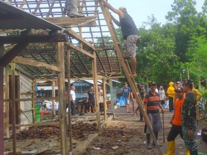 Rumah di Ngawi Tersambar Petir, 4 Orang Penghuninya Dilarikan ke RS