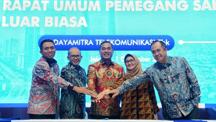 Jajaran Komisaris PT Dayamitra Telekomunikasi Tbk (Mitratel) Dari kiri ke kanan, Komisaris Mira Tayyiba, Komisaris Independen M. Ridwan Rizqi Ramadhani Nasution , Komisaris Independen  Gunawan Susanto, Komisari Herlan Wijanarko,  Komisaris Utama Yusuf Wibisono  dan Direktur Utama Theodorus Ardi Hartoko berbincang disela acara   RUPSLB, Jumat (1/12), Perseroan menyetujui pengangkatan Yusuf WIbisono sebagai Komisaris Utama,  Mira Tayyiba sebagai Komisaris dan Gunawan Susanto sebagai Komisaris Independent.