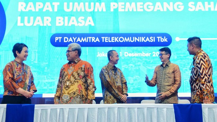 RUPSLB Mitratel Jajaran Komisaris PT Dayamitra Telekomunikasi Tbk (Mitratel) Dari kiri ke kanan, Komisaris Mira Tayyiba, Komisaris Independen M. Ridwan Rizqi Ramadhani Nasution , Komisaris Independen Gunawan Susanto, Komisari Herlan Wijanarko, Komisaris Utama Yusuf Wibisono dan Direktur Utama Theodorus Ardi Hartoko berbincang disela acara RUPSLB, Jumat (1/12), Perseroan menyetujui pengangkatan Yusuf WIbisono sebagai Komisaris Utama, Mira Tayyiba sebagai Komisaris dan Gunawan Susanto sebagai Komisaris Independent.