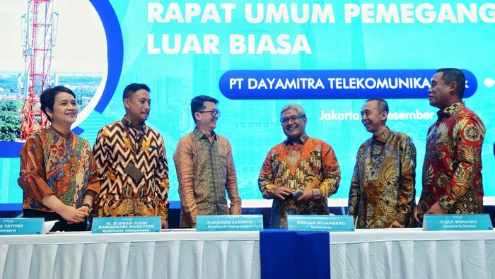 Jajaran Komisaris PT Dayamitra Telekomunikasi Tbk (Mitratel) Dari kiri ke kanan, Komisaris Mira Tayyiba, Komisaris Independen M. Ridwan Rizqi Ramadhani Nasution , Komisaris Independen  Gunawan Susanto, Komisari Herlan Wijanarko,  Komisaris Utama Yusuf Wibisono  dan Direktur Utama Theodorus Ardi Hartoko berbincang disela acara   RUPSLB, Jumat (1/12), Perseroan menyetujui pengangkatan Yusuf WIbisono sebagai Komisaris Utama,  Mira Tayyiba sebagai Komisaris dan Gunawan Susanto sebagai Komisaris Independent.