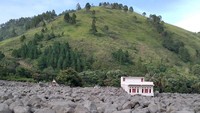 Sementara itu, Badan Meteorologi Klimatologi dan Geofisika (BMKG) mengeluarkan informasi peringatan dini cuaca yang menyatakan bahwa hujan dengan intensitas sedang hingga tinggi yang dapat disertai petir dan angin kencang masih berpotensi terjadi di wilayah Kabupaten Humbang Hasundutan hingga Senin (4/12). (dok BPBD Humbahas)
