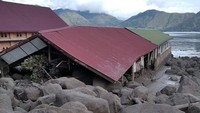 Hal itu kemudian memicu terjadinya banjir bandang yang membawa bongkahan batu berukuran besar dan puing berupa batang pohon serta ranting berikut air bah bercampur lumpur (dok BPBD Humbahas)