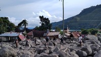 Banjir bandang menerjang Desa Simangulampe, Kecamatan Baktiraja, Kabupaten Humbang Hasundutan, Sumatera Utara, Jumat (1/12) pukul 21.25 WIB. Sebanyak 12 orang dilaporkan hilang dan seorang warga mengalami luka berat atas peristiwa tersebut. (dok BPBD Humbahas)
