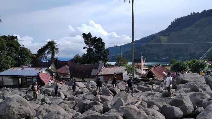 Sejumlah rumah dan bangunan ibadah rusak terdampak banjir bandang di Desa Simangulampe, Humbang Hasundutan, Sumut (dok BPBD Humbahas)