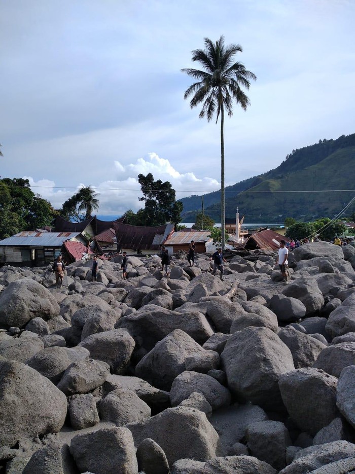 Sejumlah rumah dan bangunan ibadah rusak terdampak banjir bandang di Desa Simangulampe, Humbang Hasundutan, Sumut (dok BPBD Humbahas)
