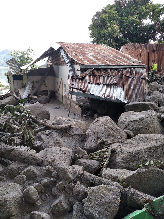 Sejumlah rumah dan bangunan ibadah rusak terdampak banjir bandang di Desa Simangulampe, Humbang Hasundutan, Sumut (dok BPBD Humbahas)