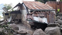 Sementara itu 50 KK juga terpaksa harus mengungsi ke tempat yang lebih aman setelah rumah mereka rusak dan terdampak banjir bandang. (dok BPBD Humbahas)