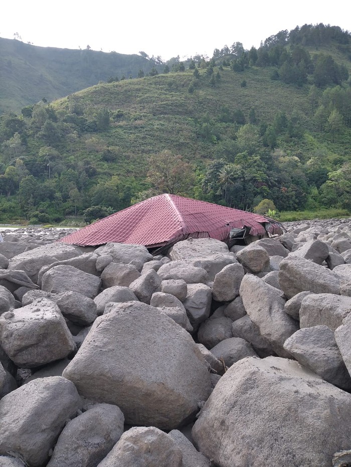 Sejumlah rumah dan bangunan ibadah rusak terdampak banjir bandang di Desa Simangulampe, Humbang Hasundutan, Sumut (dok BPBD Humbahas)