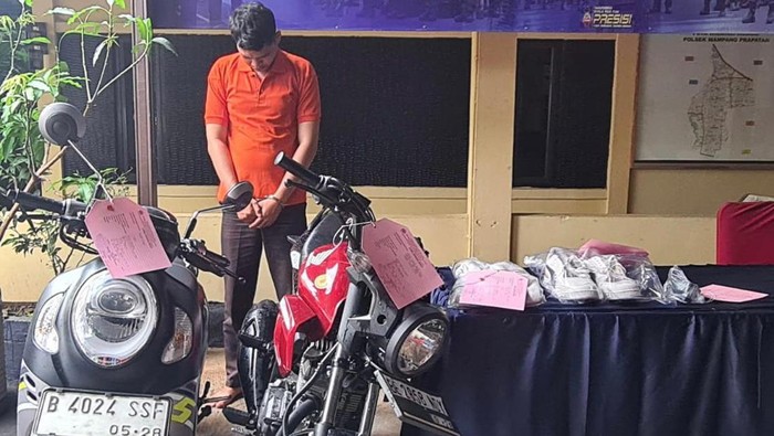 Sekuriti mal di Jaksel ditangkap usai mencuri motor di Mampang Prapatan, Jaksel.