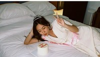 Wanita berusia 25 tahun ini juga memamerkan momennya merayakan bridal showe bersama teman-temannya. Ia berpose di atas ranjang bersama seloyang mini kue. Foto: Instagram @shanju