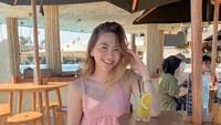 Pose manisnya juga ia perlihatkan ketika berada di sebuah kafe pinggir pantai. Ia tampak menikmati segelas es jeruk yang segar. Foto: Instagram @shanju
