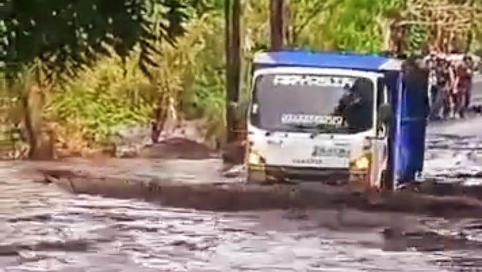 Situasi di Desa Tianyar, Kecamatan Kubu, Kabupaten Karangasem, Bali, saat diterjang banjir akibat hujan deras sejak Jumat (1/12/2023).