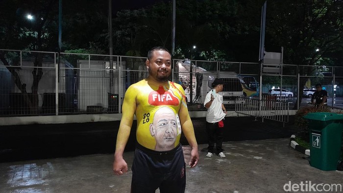 Katon, suporter asal Temanggung yang lukis wajah Presiden FIFA di tubuhnya.