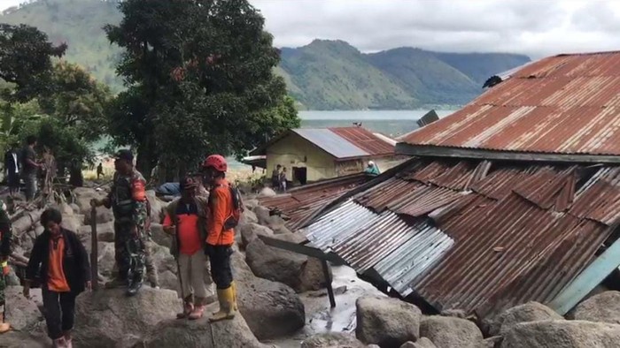 Tim gabungan melakukan proses pencarian 12 warga yang hilanng akibat banjir bandang dan longsor di Humbahas. (Foto: Dok. Basarnas Medan)