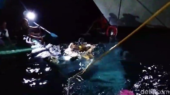 Tim SAR mengevakuasi tiga korban kapal tenggelam di Perairan Pangkep yang ditemukan tewas.
