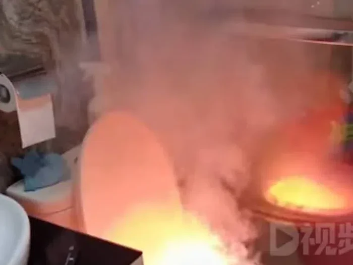 Toilet terbakar saat sedang dipakai
