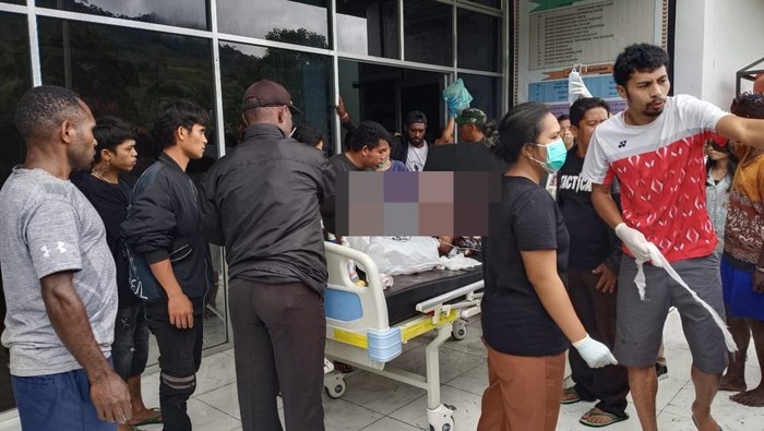 Pria berinisial AP di Kabupaten Tolikara, Papua Pegunungan membacok seorang pendeta bernama Yevori Abamy menggunakan parang.