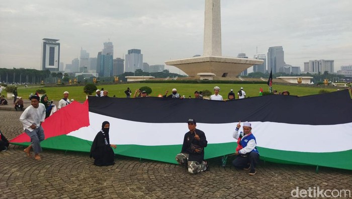Toto, warga Batang membawa bendera Palestina raksasa dibentangkan di Munajat 212 (Kurniawan Fadilah/detikcom)