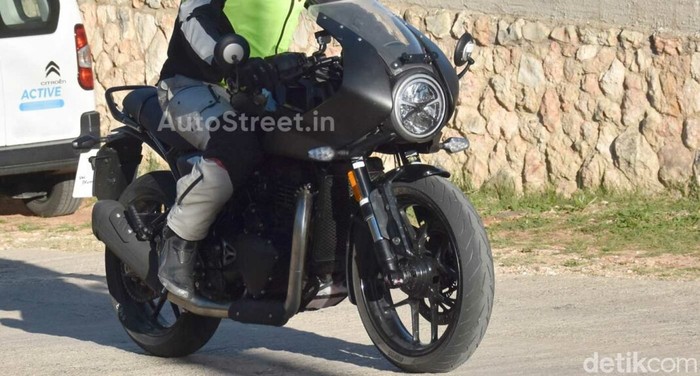 Triumph Thruxton 400 di India.