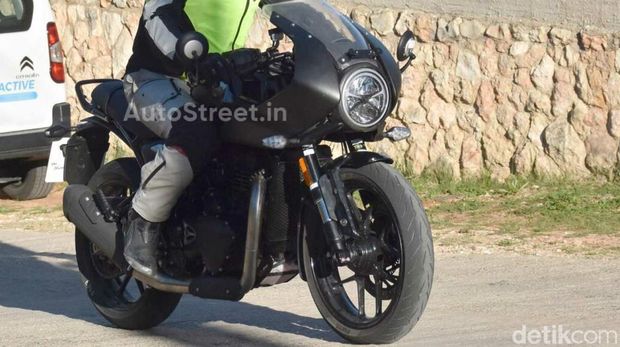 Triumph Thruxton 400 di India.