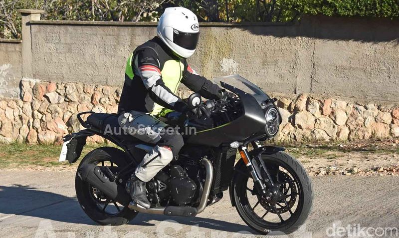 Triumph Thruxton 400 di India.