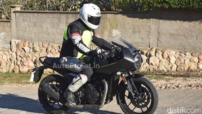 Triumph Thruxton 400 di India.