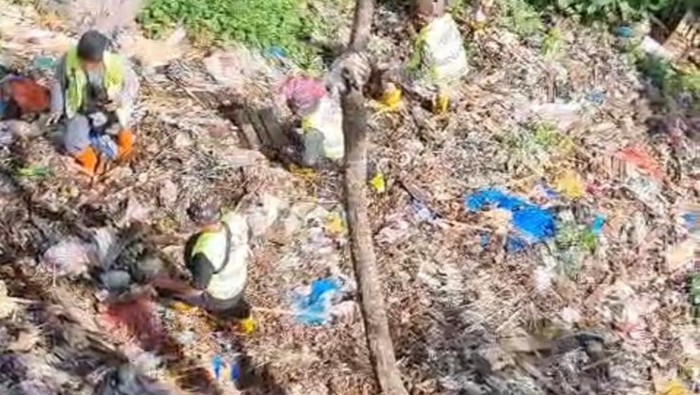 Sampah menumpuk di pinggir Sungai Cipakancilan, Kota Bogor, Jawa Barat, mulai dibersihkan. Video tumpukan sampah tersebut sempat viral beberapa waktu lalu, tepatnya berada di jembatan Jalan MA Salmun.