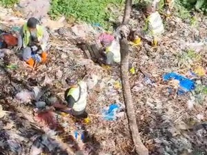 Tumpukan Sampah di Pinggir Sungai Cipakancilan Bogor Mulai Dibersihkan