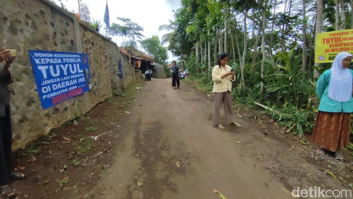 Warga Cibubuhan Desa Mulyasari tengah memasang spanduk tuyul, karena sudah resah sering kehilangan uang secara misterius.