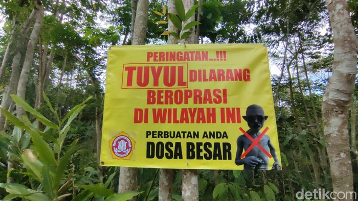 Warga Cibubuhan Desa Mulyasari tengah memasang spanduk tuyul, karena sudah resah sering kehilangan uang secara misterius.