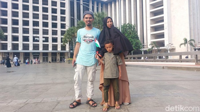 Warga Karanganyar, Rozak, bersama anak dan istrinya.