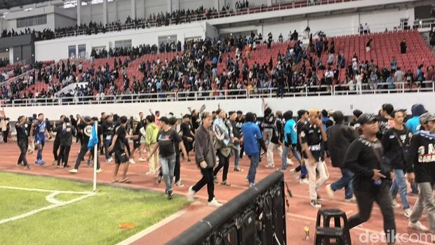 1. Suporter Semarang turun ke lapangan di menit akhir babak kedua PSIS vs PSS Sleman di Stadion Jatidiri, Semarang, Minggu (3/12/2023) sore.