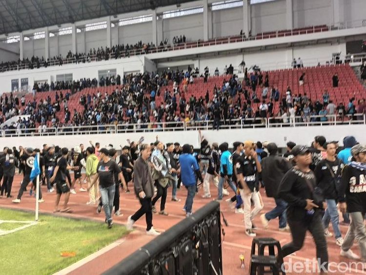 Momen Suporter Masuk Lapangan Saat Menit Akhir PSIS Vs PSS di Semarang