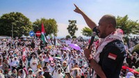 Dalam aksi ini, turut hadir aktivis kemanusiaan asal Kecamatan Galela, Kabupaten Halmahera Utara yang saat ini berdomisili di Palestina, Abdillah Onim.  