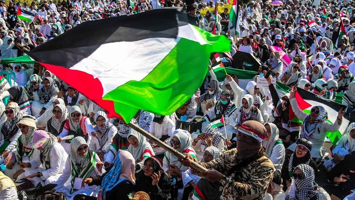 Aksi Munajat Akbar untuk Palestina di Ternate Warga membawa poster saat mengikuti aksi Munajat Akbar untuk Palestina di Kota Ternate, Maluku Utara, Minggu (3/12/2023). Aksi gabungan yang diikuti berbagai elemen masyarakat tersebut sebagai bentuk kepedulian terhadap rakyat Palestina sekaligus penggalangan donasi kemanusian untuk membantu rakyat Palestina. ANTARA FOTO/Andri Saputra/rwa.