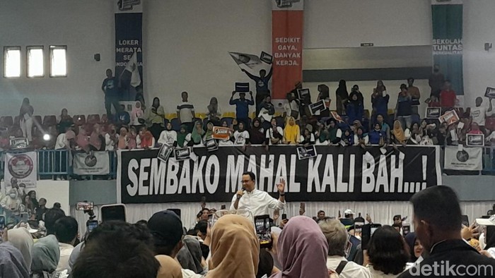 Anies Baswedan di GOR Mini Pancing, Medan. (Nizar Aldi/detikSumut)