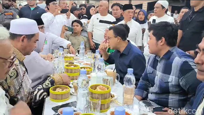 Anies Baswedan menikmati sate Matang di Medan. (Nizar Aldi/detikSumut)