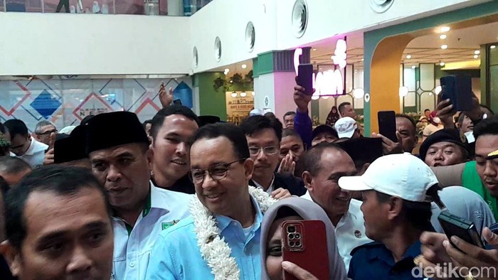 Anies Baswedan tiba di Bandara Kualanamu, Deli Serdang (Nizar Aldi/detikSumut)