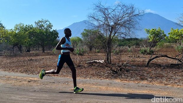 Mereka merupakan peserta Balu-RUN 10K 2023 yang digelar di kawasan TN Baluran, Situbondo. Bukan hanya dari berbagai kota di Indonesia, peserta juga datang dari beberapa negara.