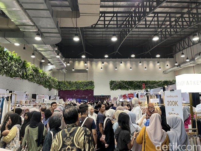 Bazar hijab dan busana muslim, Glam Local dipadati pengunjung.