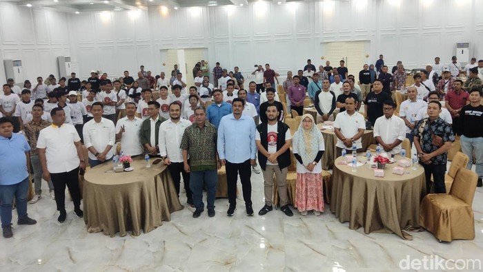 Bobby Nasution bersama seluruh relawan yang mendeklarikan diri dukung Prabowo Gibran di Pilpres. (Perdana Ramadhan / detikSumut)