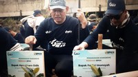Kepala BPKH Fadlul Imansyah bersama anggota Dewan Pengawas BPKH Heru Muara Sidik ikut melakukan penanaman mangrove. 