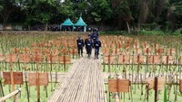 Penanaman ratusan mangrove itu diharapkan dapat memberi manfaat jangka panjang untuk menjaga ekosistem alam agar tetap seimbang, sekaligus menjaga pantai dari abrasi air laut. 