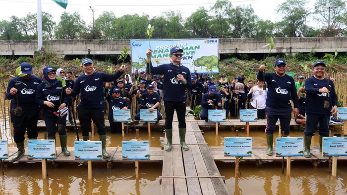 Kepala BPKH Fadlul Imansyah bersama Anggota Dewan Pengawas BPKH Heru Muara Sidik didampingi pimpinan lainnya menanam pohon mangrove di Kawasan Ekowisata Mangrove PIK, Jakarta, Minggu (3/12/2023).