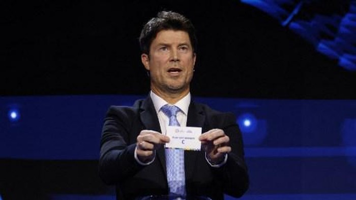 Danish Former footballer Brian Laudrup holds up a slip of paper after drawing Play-off winner C from the pot during the final draw for the UEFA Euro 2024 European Championship football competition in Hamburg, northern Germany on December 2, 2023. (Photo by Odd ANDERSEN / AFP)