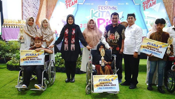 Bupati Banyuwangi Ipuk Fiestiandani dalam Festival Kita Bisa yang digelar di Sekolah Dasar Negeri (SD) Model Banyuwangi.