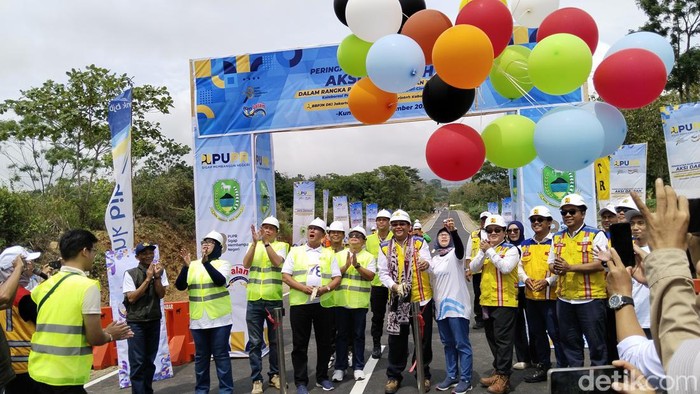 Bupati Kuningan Acep Purnama meresmikan Jalan Baru Cipari-Cisantana di hari terakhir jabatannya sebagai bupati Kuningan, Minggu (3/12).