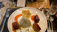 Untuk menu utama, ada nasi jeruk dengan berbagai lauk. Mulai dari rendang, ayam kodok, cumi bakar rica-rica, dan sayur urap. Foto: detikcom