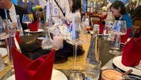 Dalam perayaan ke 30 tahun, Cafe Batavia menjamu para tamu dengan hidangan dengan gaya rijsttafel. Rijsttafel merupakan konsep penyajian makanan lengkap mulai dari pembuka hingga penutup. Foto: detikcom