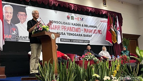 Calon presiden (capres) nomor urut 3 Ganjar Pranowo saat menghadiri acara konsolidasi kader dan relawan Ganjar-Mahfud di Nusa Tenggara Barat (NTB), Minggu (3/12/2023). (Foto: Helmy Akbar/detikBalil)